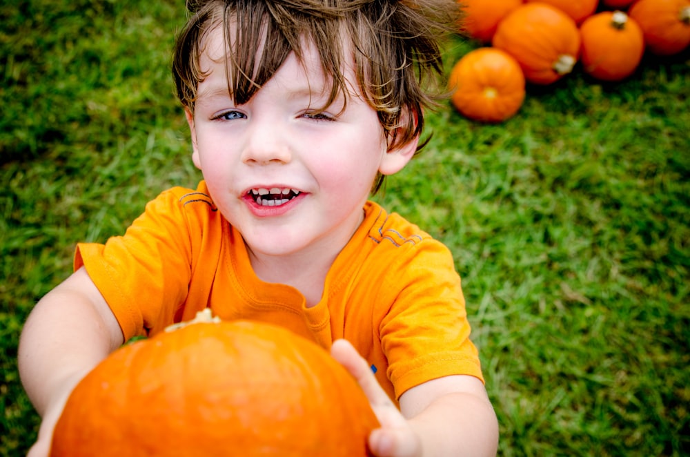 ragazzo che tiene la zucca