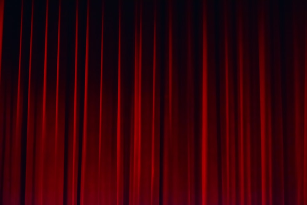 Thử tưởng tượng một lần đứng trước bức màn đỏ bằng những hình ảnh màn đỏ đẹp tuyệt vời này, bạn sẽ tận hưởng cảm giác như đang là một ngôi sao trên sân khấu.
