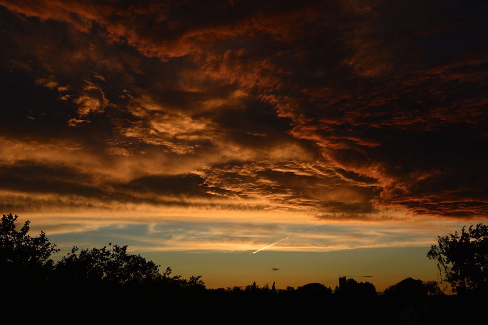 braune und graue Wolken tagsüber