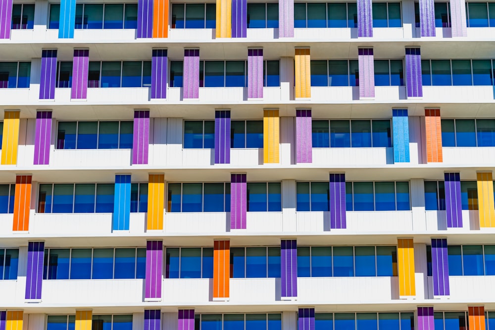 Edificio blanco y multicolor