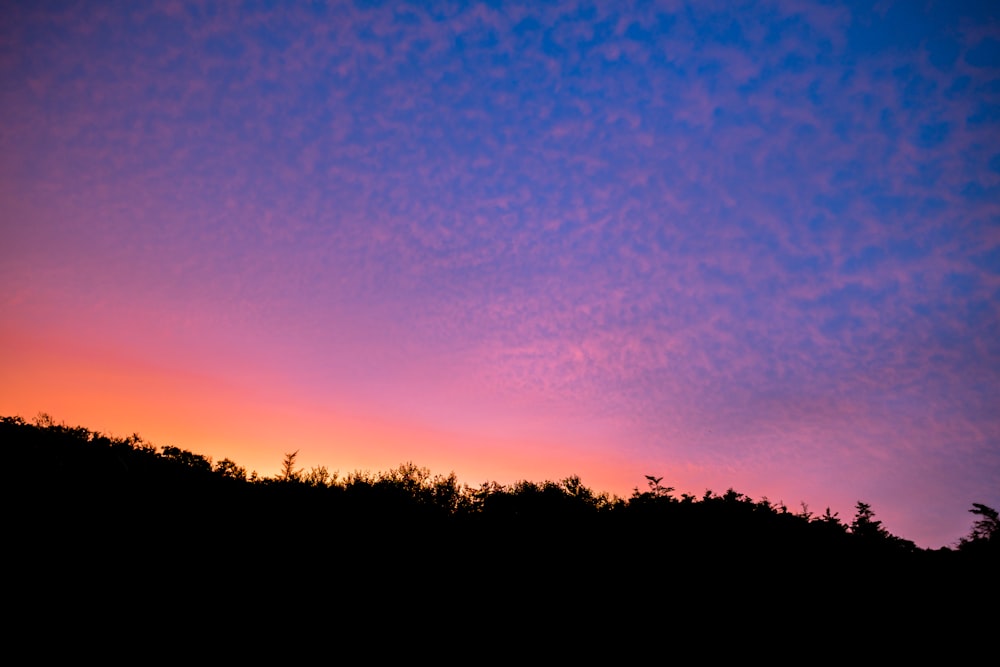 silhouette de montagne pendant l’heure dorée