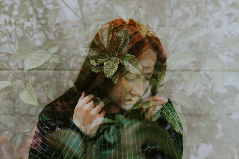 Frau im langärmeligen Oberteil mit floralen Fotoeffekten