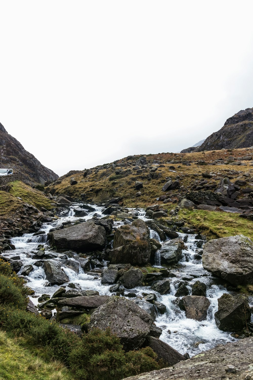 Vista ravvicinata dell'acqua che scorre sulle rocce