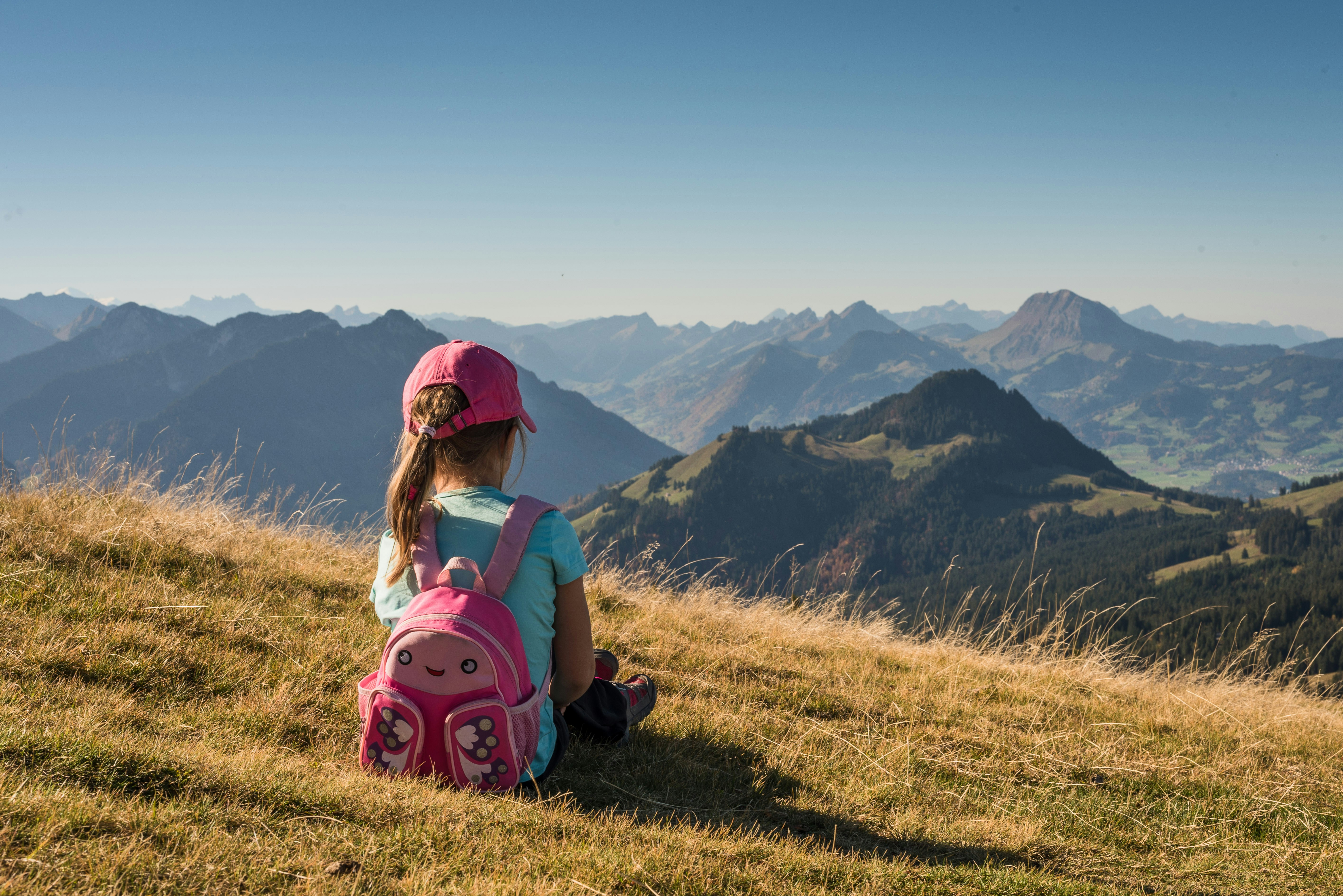 Un enfant portant un cartable. | Photo : Unsplash