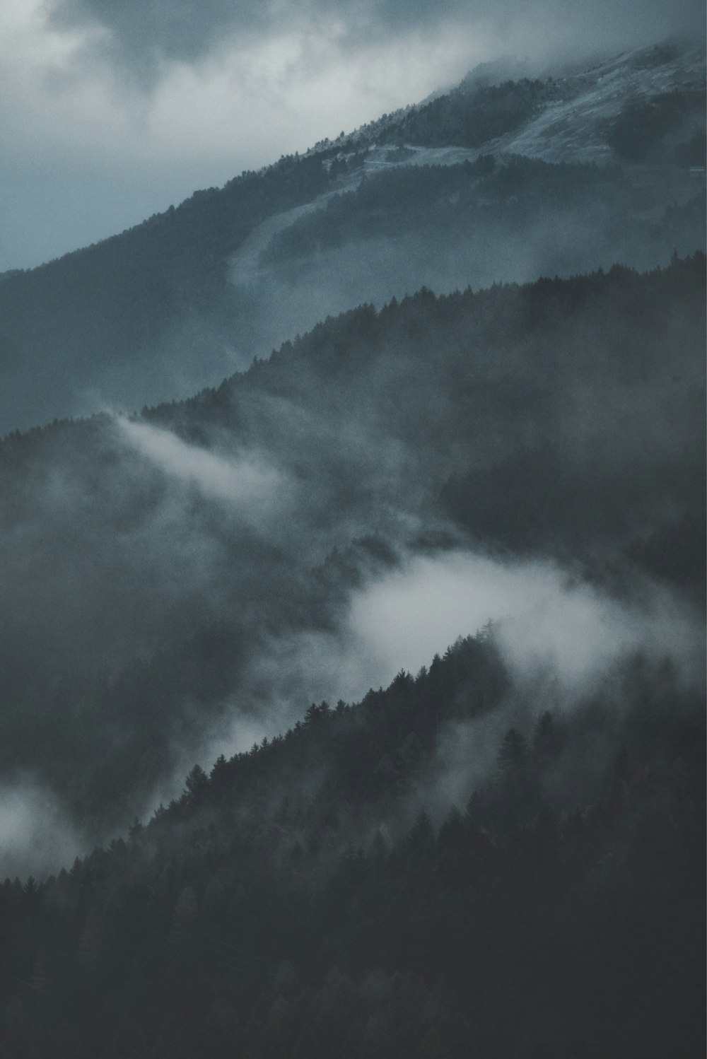 montanha coberta por nevoeiro