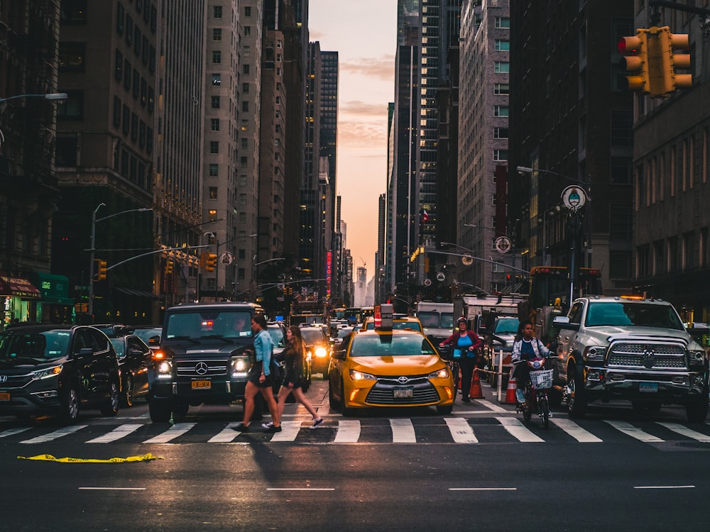 Menschen, die auf Fußgängern in der Nähe von Fahrzeugen gehen