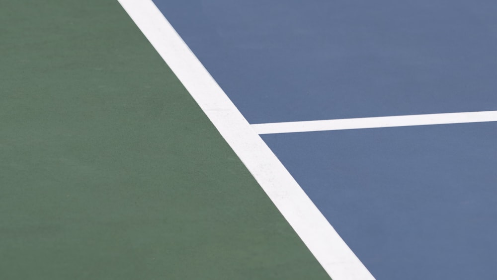 Un homme debout sur un court de tennis tenant une raquette