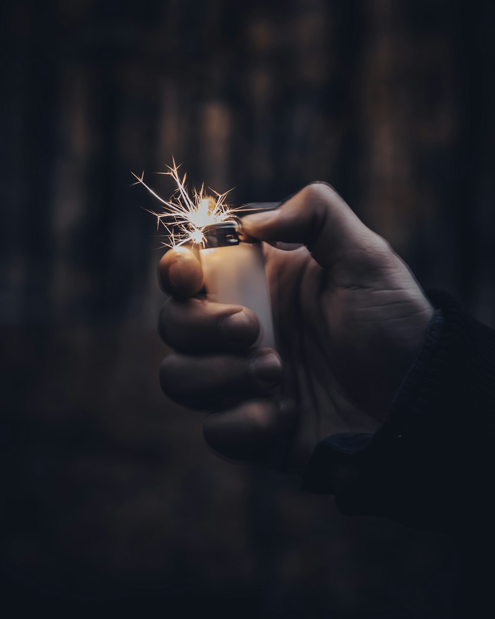 personne utilisant un briquet jetable blanc