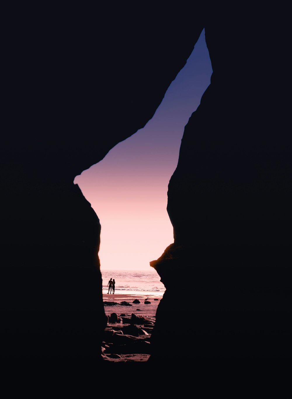 deux personnes au bord de la mer