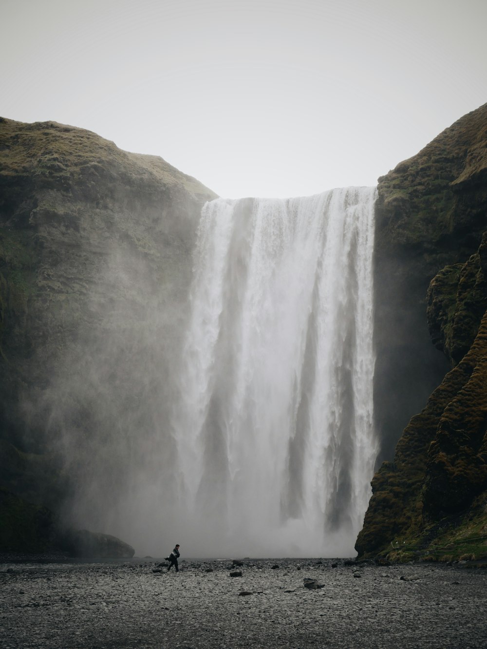 Persona parada cerca de cascadas
