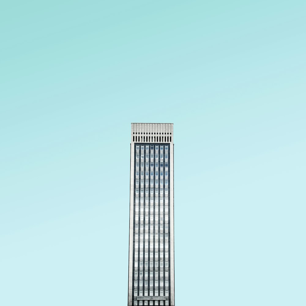 Weißes Wolkenkratzergebäude