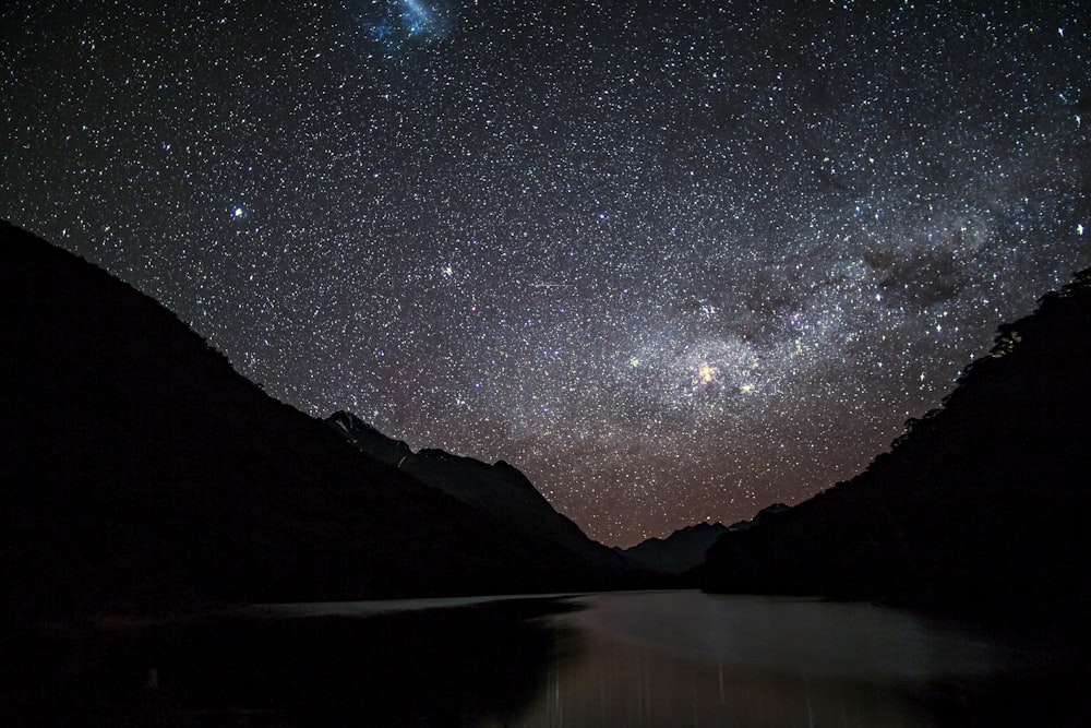 photo de silhouette de montagne près du plan d’eau