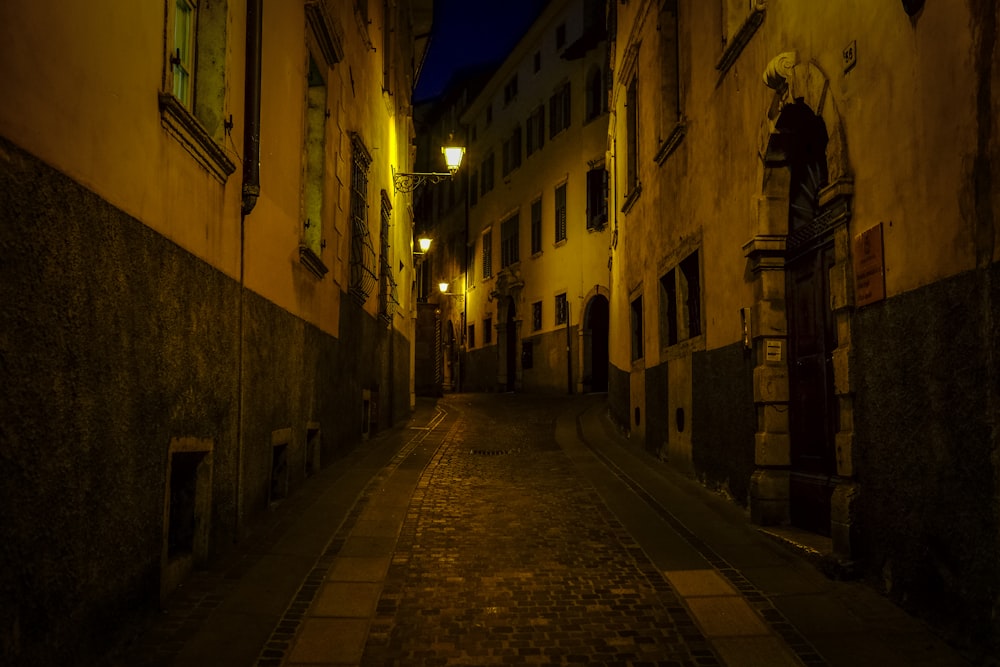 route de chaussée grise entre un bâtiment résidentiel