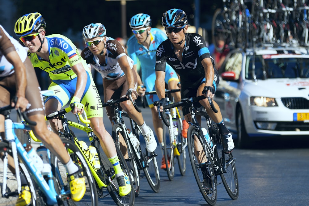 Gruppo di ciclista che passa attraverso la strada di servizio