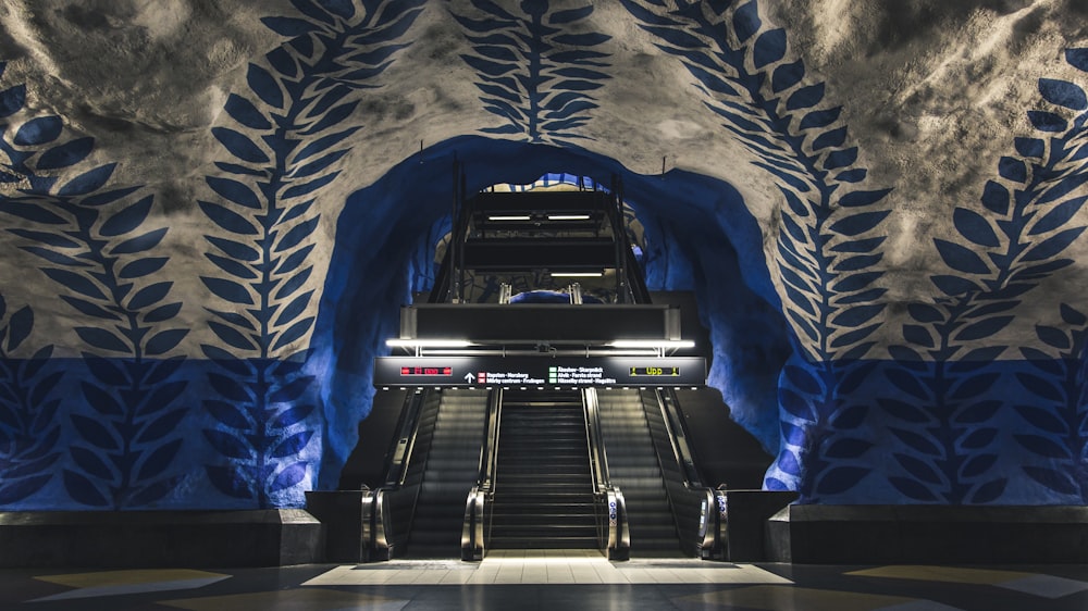Estações de metro subterrâneos, escadas rolantes, Suécia