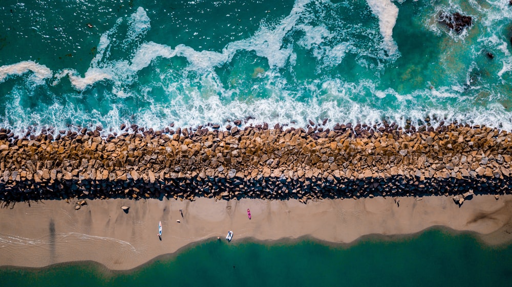 Photographie aérienne de la mer près du bord de mer pendant la journée