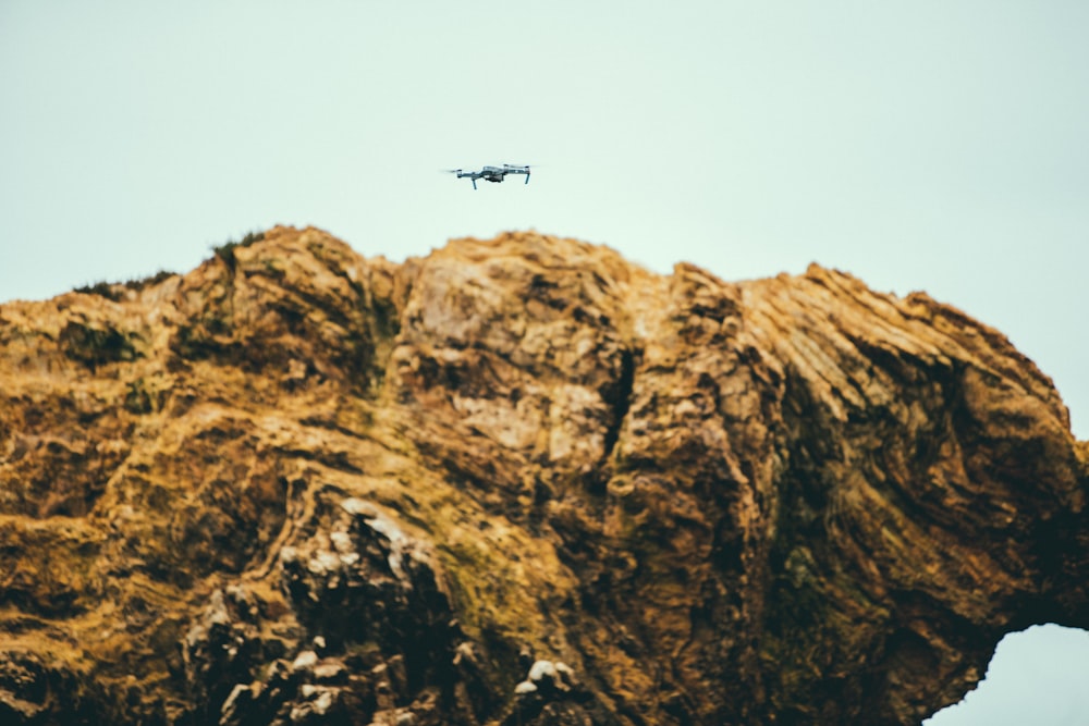 Drone sur pierre de béton brun