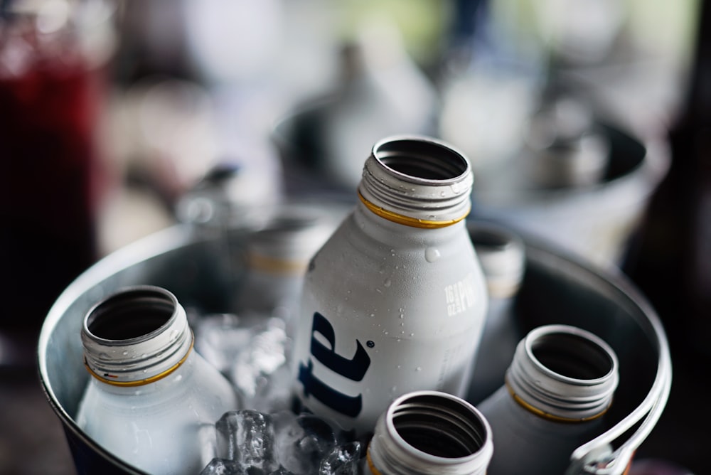 Flache Fokusfotografie von Schnapsflaschen in einem mit Eis gefüllten Eimer