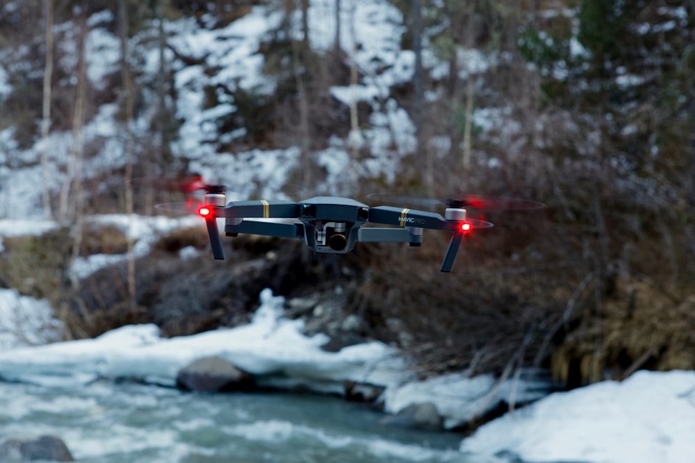 Photographie à mise au point peu profonde d’un drone quadricoptère