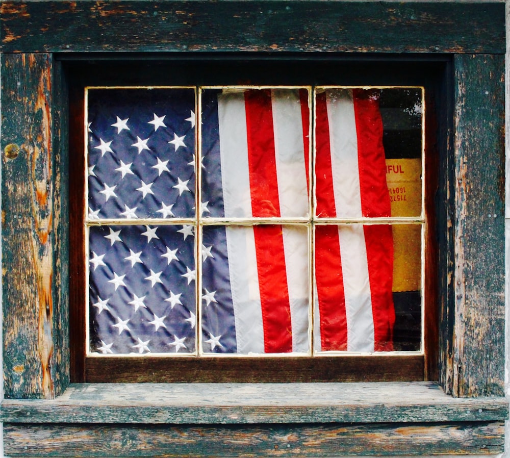 Bandiera degli Stati Uniti d'America sul vetro della finestra