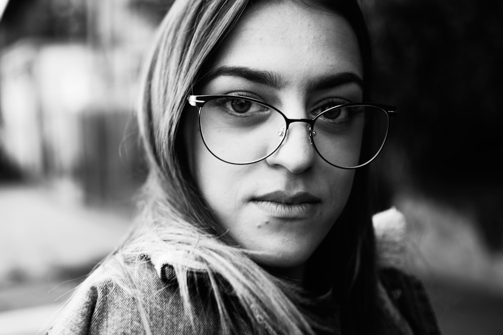 안경을 쓴 여자의 그레이스케일 사진
