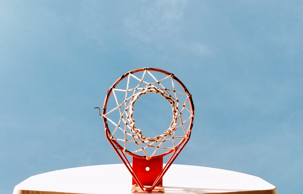 Fotografia de baixo ângulo de aro de basquete vermelho e branco