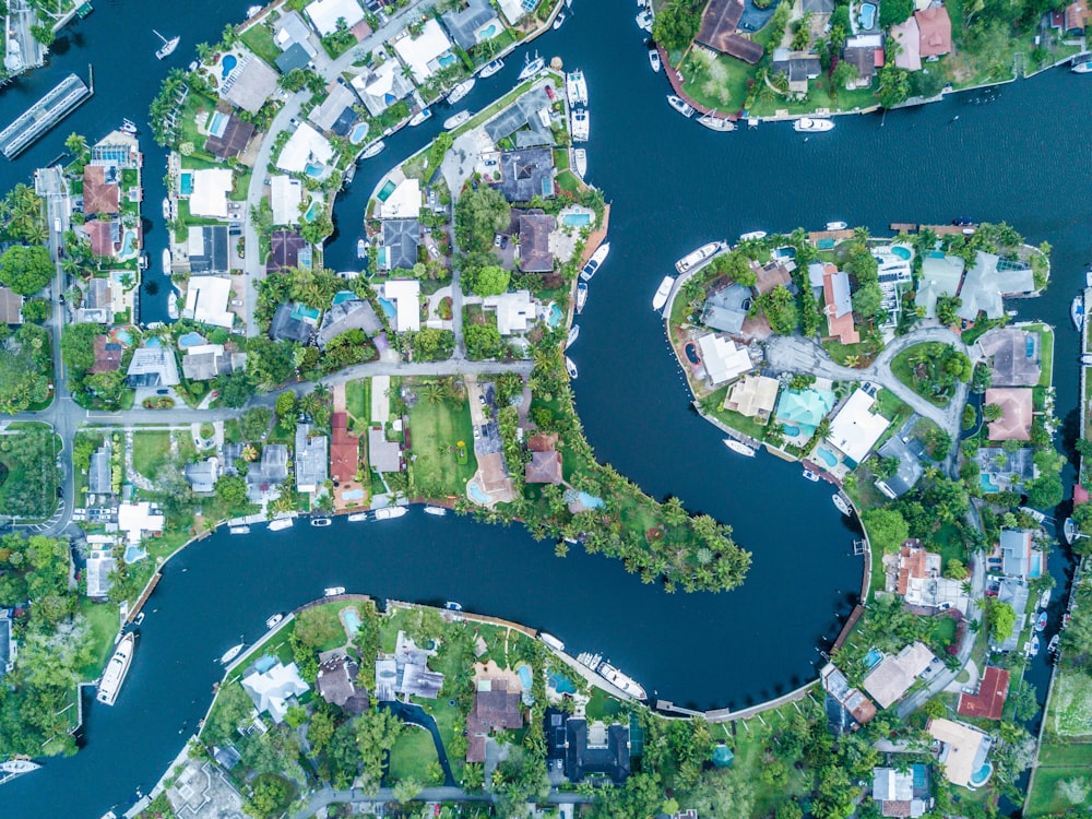 Vue aérienne de l’île avec plan d’eau pendant la journée