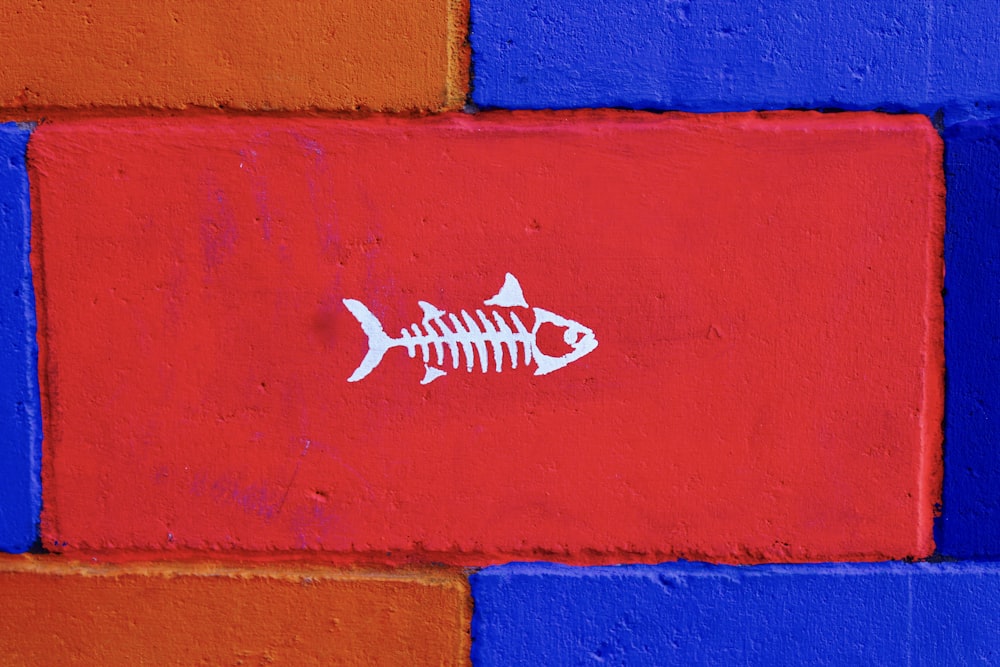 흰 물고기의 사진 벽돌을 그린