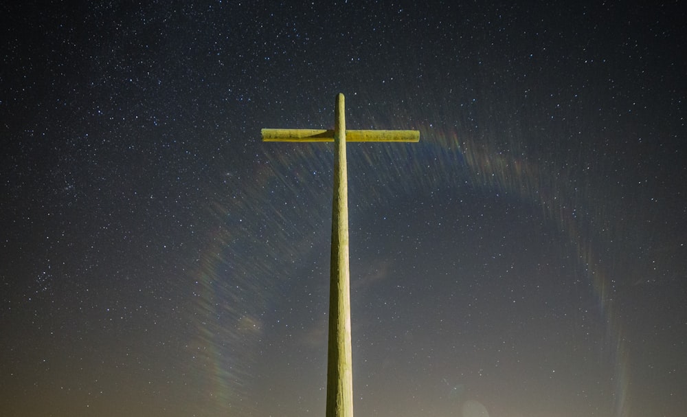 estátua da cruz cinzenta durante a noite