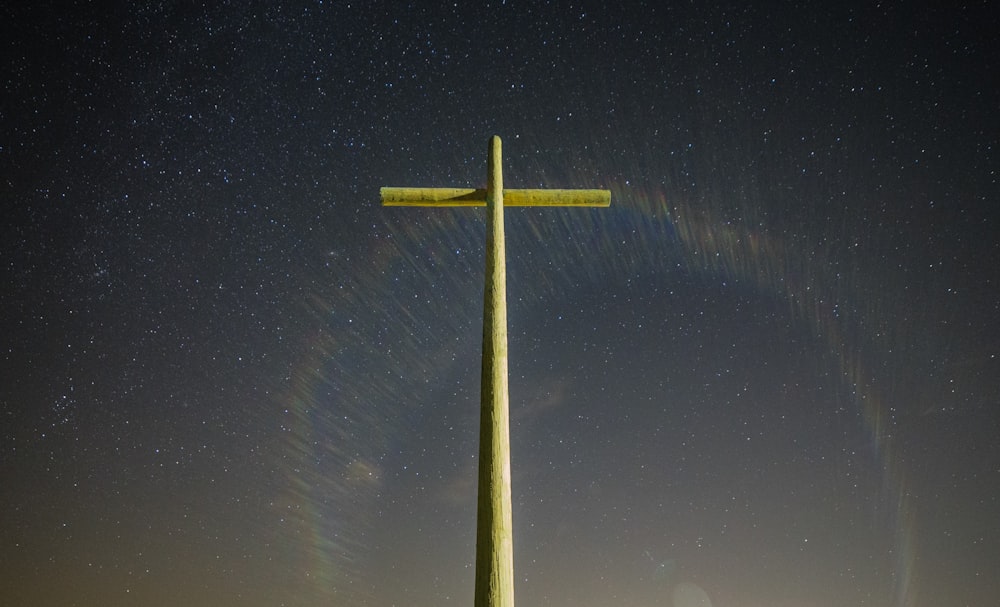 statue de croix grise pendant la nuit