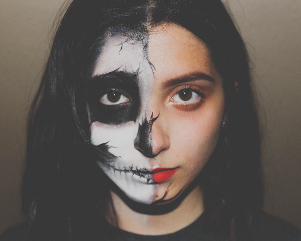 Frau mit Totenkopffarbe auf ihrem halben Gesicht