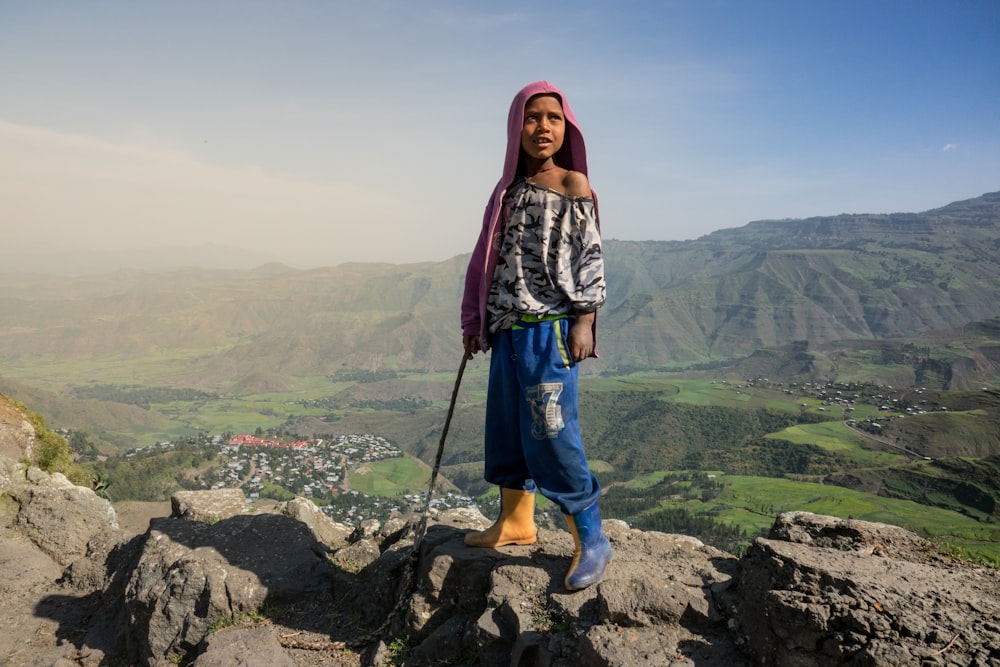 Junge steht auf Felsen