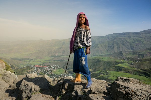 Boy standing on rocks — Lalibela, Ethiopia