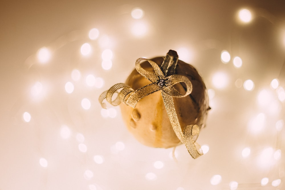 shallow focus photography of gold ornament