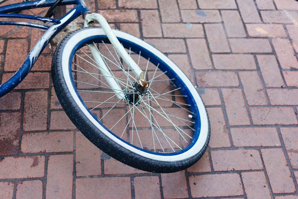 Fotografía de primer plano de la llanta y el neumático de la bicicleta