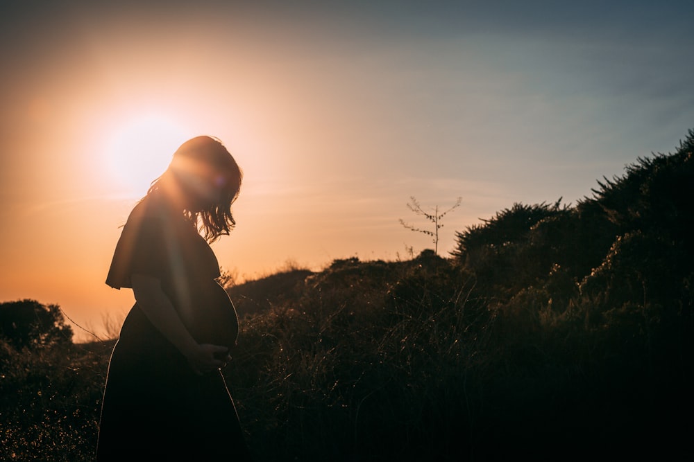 femme enceinte entourée de plantes