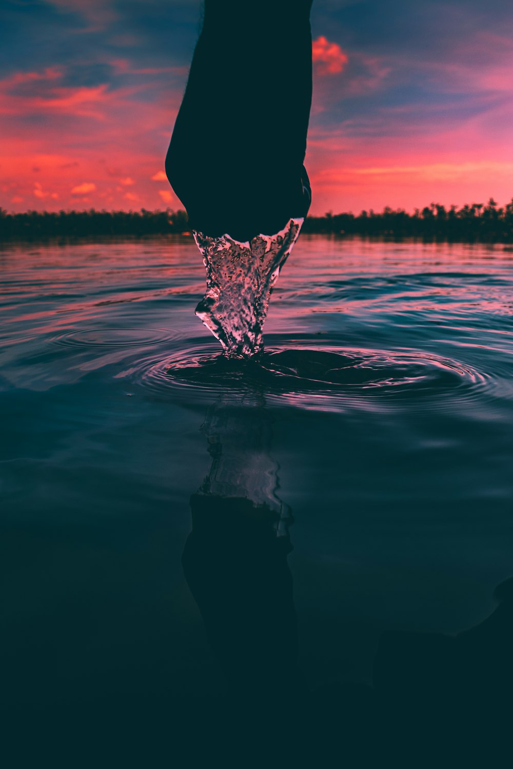 La mano de la persona sosteniendo el agua