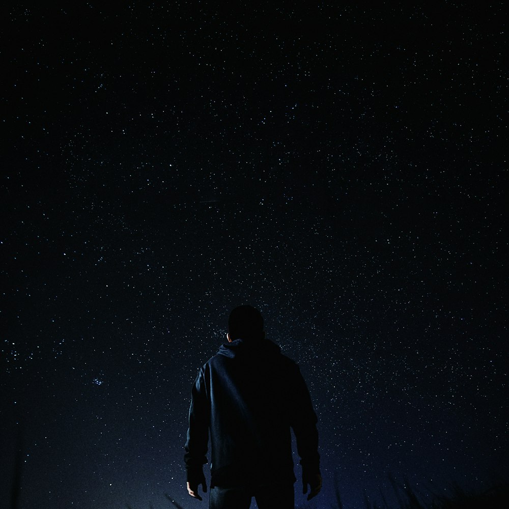Mann steht unter der Milchstraße