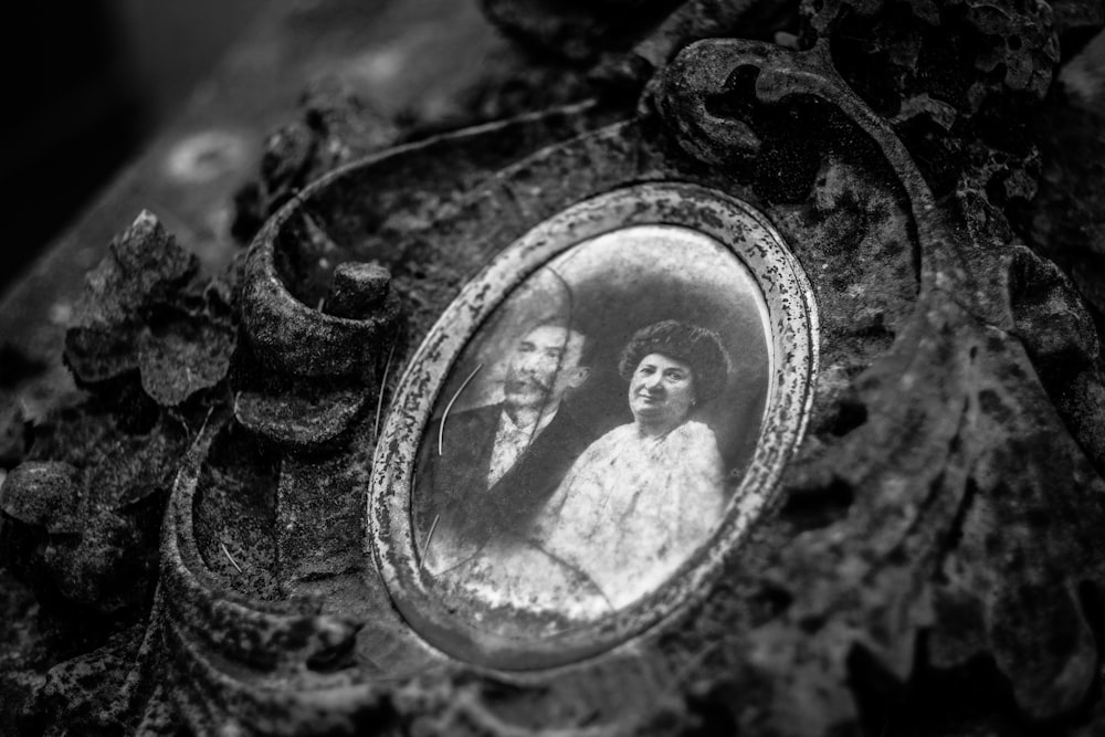 depth photography of grayscale pendant with photo