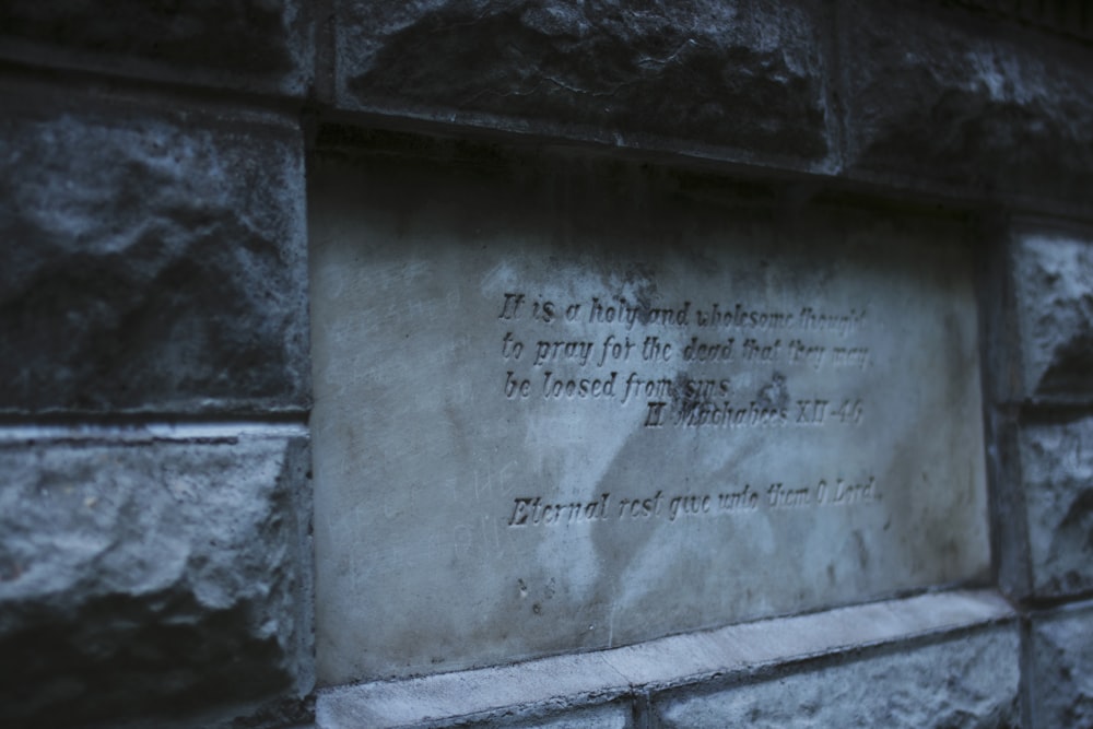 eine Steinmauer mit einer Gedenktafel darauf