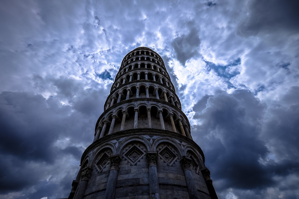 struttura in calcestruzzo sotto cielo bianco