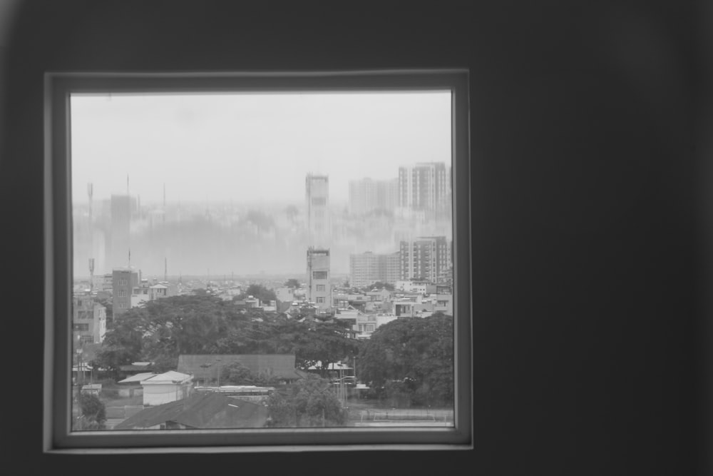 霧のあるガラス窓のグレースケール写真