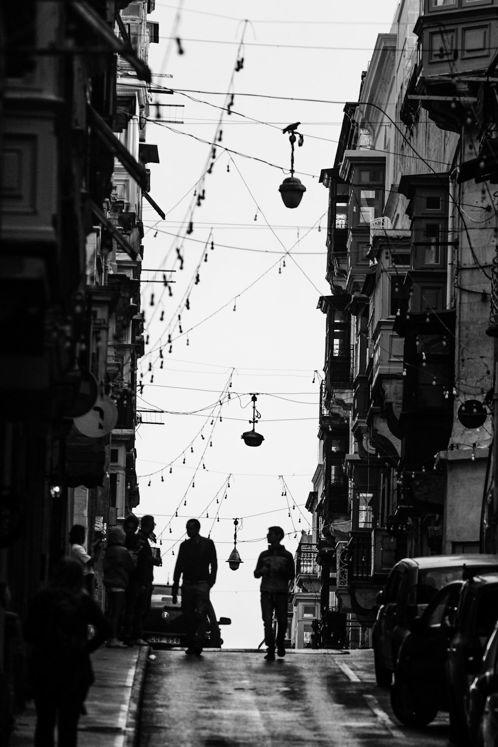 Due uomini che camminano per strada durante il giorno