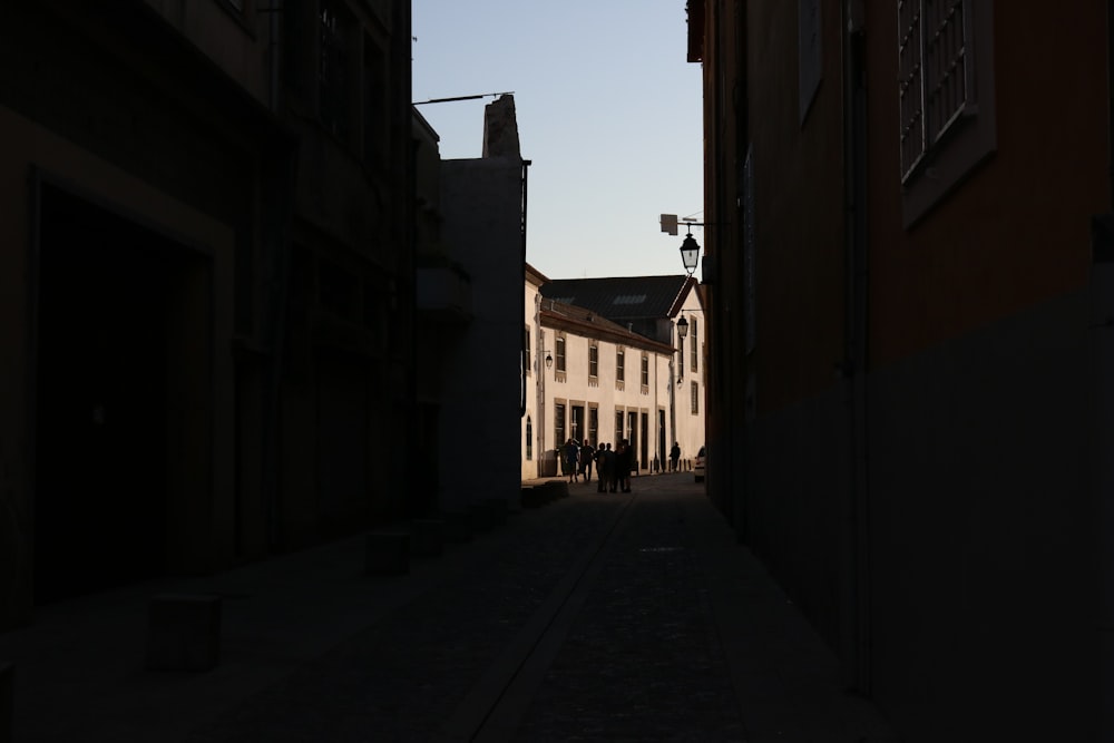 persone al centro di due edifici