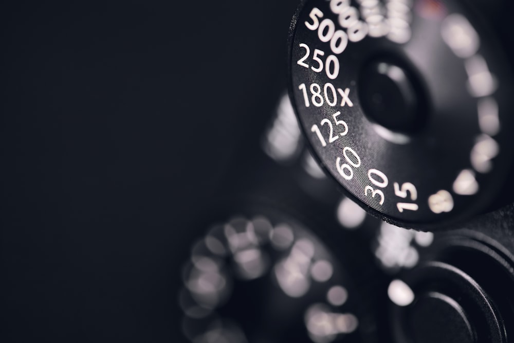 um close up de um relógio preto e branco com números
