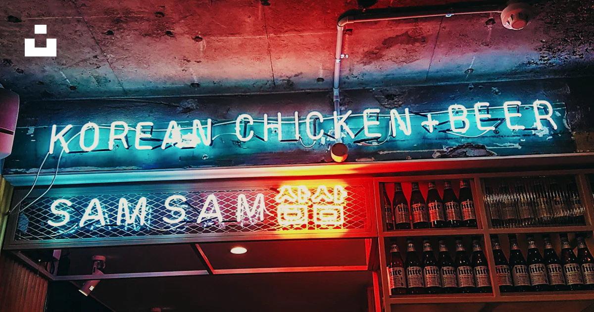 한국 치킨 맥주 LED 사이니지 사진 – Unsplash의 무료 사람 이미지