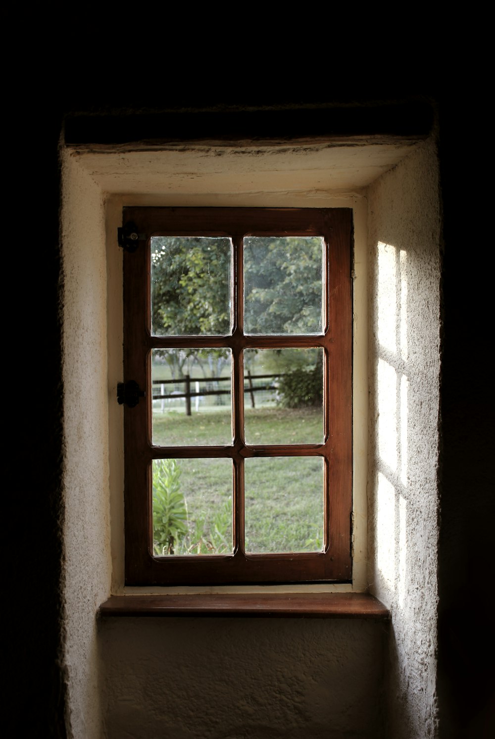 ventana de madera marrón