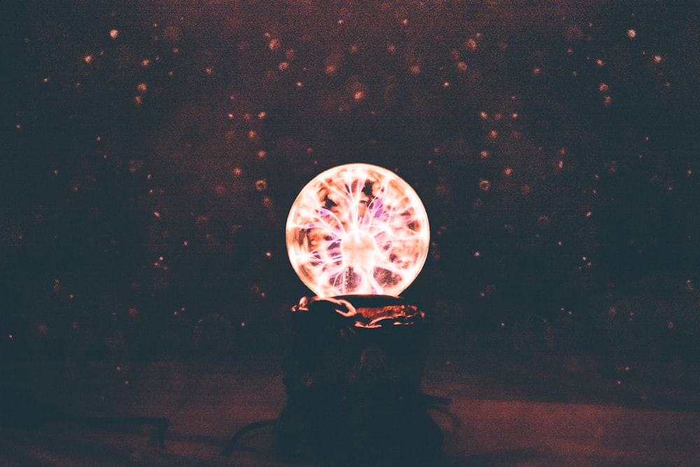 bola de plasma multicolorida na sala de luz fraca