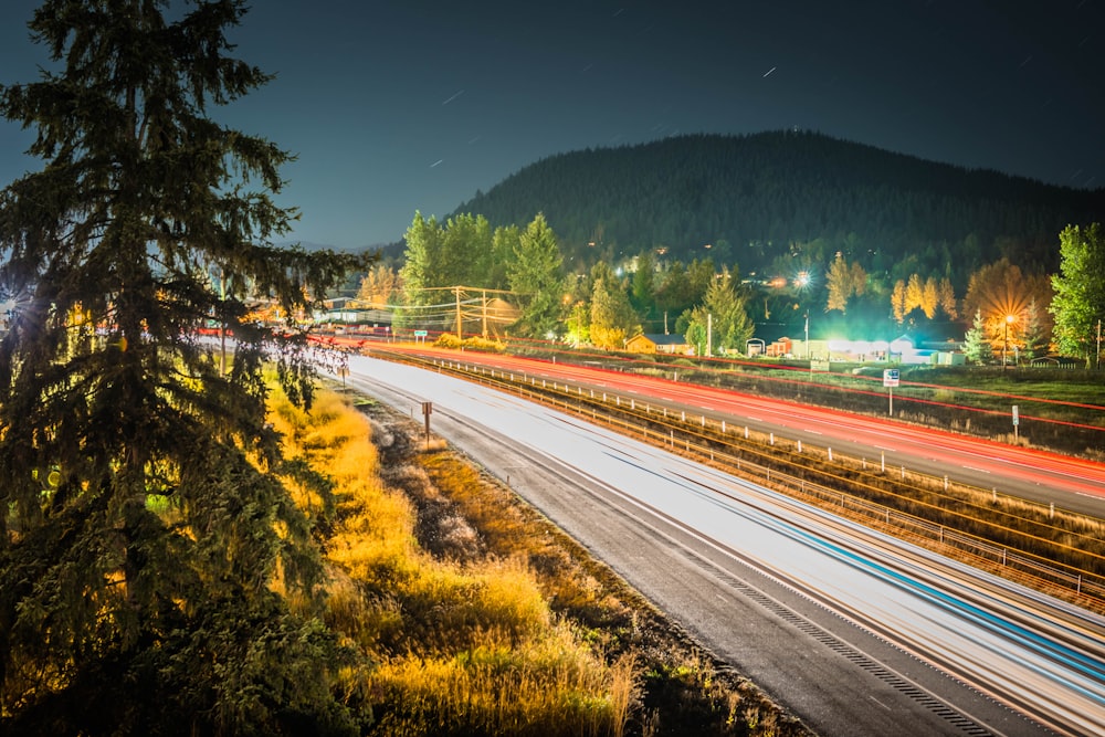 Zeitrafferfotografie einer Straße