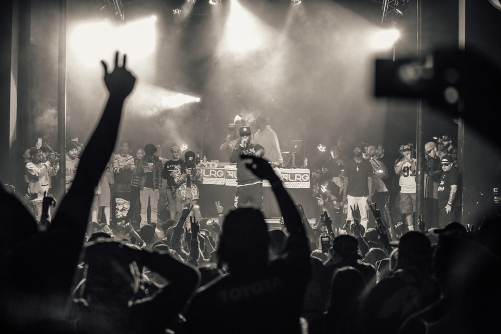 grupo de pessoas em frente ao palco do concerto